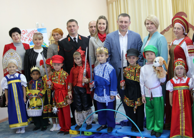 Дорогие дети Гулькевичского района, поздравляю Вас с началом летних каникул и Международным днем защиты детей! 