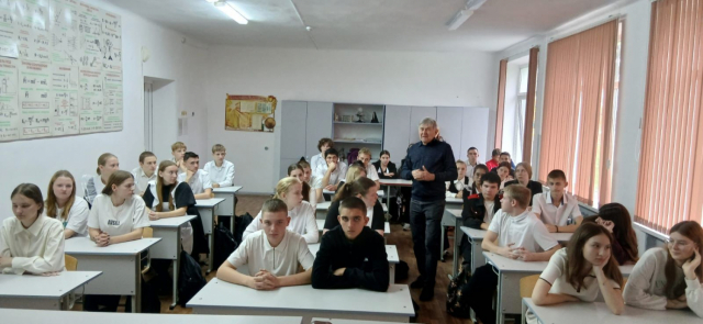 14.11.2025 в МБОУ СОШ № 17 им. И. В. Ткаченко, села Отрадо-Ольгинского Гулькевичского района была организована встреча учащихся старших классов с членом Союза писателей России В.В. Озерским.