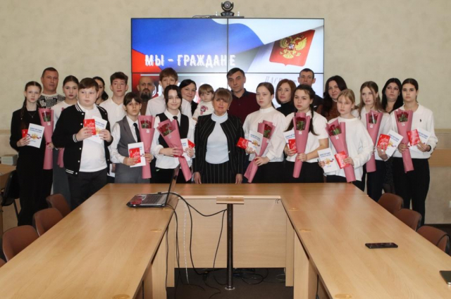 Юношам и девушкам района вручили паспорта