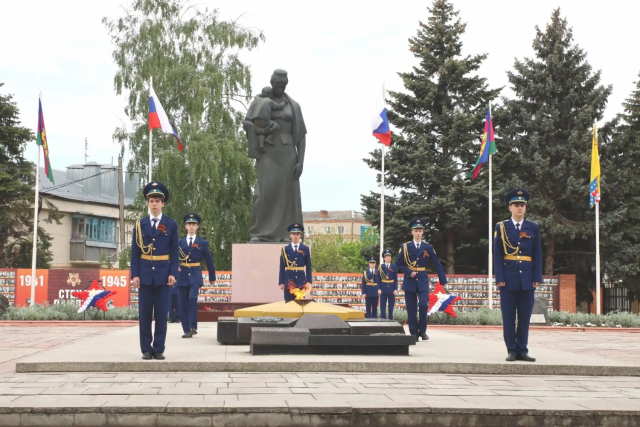 9 мая сайт   Уважаемые жители и гости Гулькевичского района! Дорогие ветераны и труженики тыла!   День Победы – праздник, величие которого определил наш народ своим бессмертным подвигом спасения Отечества. Великая и всенародная Победа над фашизмом навеки останется в истории человечества вершиной торжества жизни и разума над смертью и варварством. Это понимаем мы и все здравомыслящие народы мира.   Священная память о десятках миллионов жизней, которые унесла Великая Отечественная война, стала сплавом единств