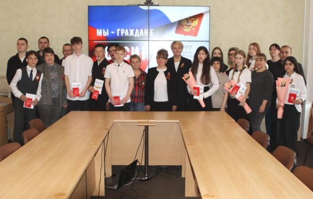 Вручение паспортов юношам и девушкам района