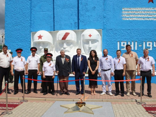 На памятнике «Символ погибшим землякам» в п. Красносельском зажгли Вечный огонь