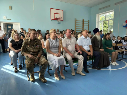 Сегодня торжественные линейки в школах Отрадо-Ольгинского поселения посетила председатель Совета Лариса Перевертайло. Вместе с ней поздравить ребят и педагогов пришли глава поселения Владимир Дьяченко, настоятель храма Рождества Пресвятой Богородицы Виктор Филатов и участник специальной военной операции Анатолий Шкабарда — давний и любимый гость школы. 