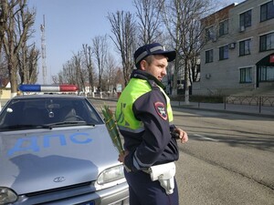 Сотрудники Госавтоинспекции и общественники Гулькевичского района присоединились к акции «Цветы для автоледи»