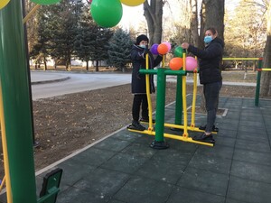 По инициативе граждан построили площадку с уличными тренажерами