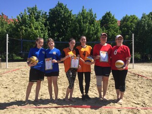 Соревнования по пляжному волейболу среди женских и мужских команд