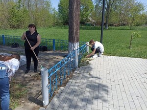Уборка на памятнике советским воинам в селе Николенском