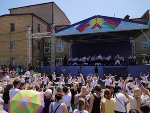 Праздничный концерт организовали в День защиты детей для жителей и гостей района