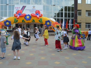 Сегодня в День района для детей организованы различные развлекательно-игровые программы на свежем воздухе