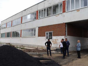 Глава района Александр Шишикин проконтролировал благоустройство школы