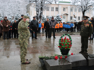 Возложение цветов к памятнику погибших в Афганистане