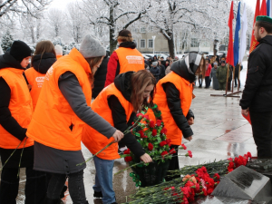 Возложение цветов к памятнику погибших в Афганистане