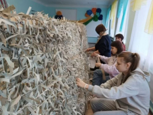 В ЦДК посёлка венцы Гулькевичского района плетут маскировочные сети участники волонтёрской группы «ЗАВЕСА». 