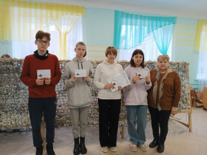 В ЦДК посёлка венцы Гулькевичского района плетут маскировочные сети участники волонтёрской группы «ЗАВЕСА». 