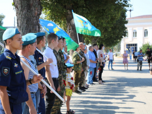 Уважаемые десантники, поздравляю вас с Днем Воздушно-десантных войск!