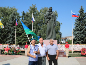 Уважаемые десантники, поздравляю вас с Днем Воздушно-десантных войск!