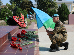 Уважаемые десантники, поздравляю вас с Днем Воздушно-десантных войск!