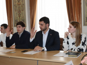 Сегодня состоялось XX общее собрание Совета молодых депутатов Краснодарского края в режиме ВКС. Совет молодых депутатов Гулькевичского района принял активное участие в данной встрече практически со 100% явкой.