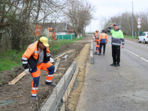 В Новомихайловском продолжаются работы по строительству тротуара