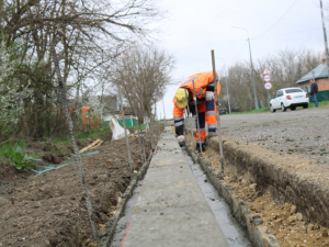 В Новомихайловском продолжаются работы по строительству тротуара