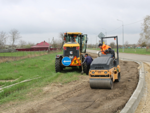 В Новомихайловском продолжаются работы по строительству тротуара