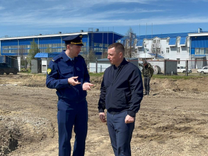 Сегодня совместно с исполняющим обязанности прокурора района Николаем Кулик выехали на осмотр строящегося спортивного объекта «Центра единоборств».
