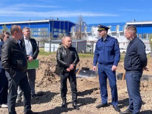 Сегодня совместно с исполняющим обязанности прокурора района Николаем Кулик выехали на осмотр строящегося спортивного объекта «Центра единоборств».