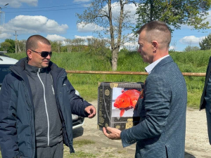 Сегодня было выполнено обещание главы района Александра Шишикина — вручен приз рыбаку, который сумел выловить карпа кои, выпущенного в Самойловой балке.