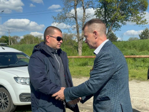 Сегодня было выполнено обещание главы района Александра Шишикина — вручен приз рыбаку, который сумел выловить карпа кои, выпущенного в Самойловой балке.