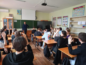 В рамках Всемирного Дня здоровья молодой депутат Дмитрий Мирошников продолжил свою работу по реализации на территории Гулькевичского района Проекта СМД ЗСК «Здоровье родителей в руках детей». 