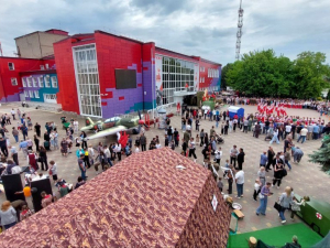 Праздничные моменты на Майской площади