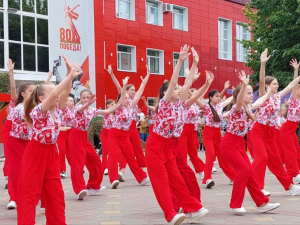 Праздничные моменты на Майской площади