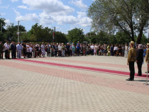 На памятнике «Символ погибшим землякам» в п. Красносельском зажгли Вечный огонь