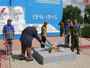 На памятнике «Символ погибшим землякам» в п. Красносельском зажгли Вечный огонь