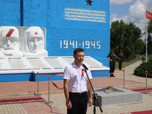 На памятнике «Символ погибшим землякам» в п. Красносельском зажгли Вечный огонь