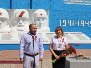 На памятнике «Символ погибшим землякам» в п. Красносельском зажгли Вечный огонь