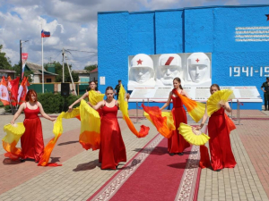 На памятнике «Символ погибшим землякам» в п. Красносельском зажгли Вечный огонь