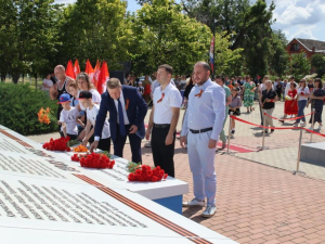 На памятнике «Символ погибшим землякам» в п. Красносельском зажгли Вечный огонь