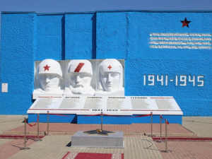 На памятнике «Символ погибшим землякам» в п. Красносельском зажгли Вечный огонь