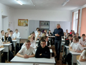 14.11.2025 в МБОУ СОШ № 17 им. И. В. Ткаченко, села Отрадо-Ольгинского Гулькевичского района была организована встреча учащихся старших классов с членом Союза писателей России В.В. Озерским.