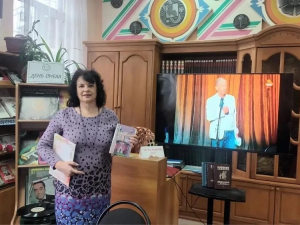 27 марта, в рамках реализации проекта «Перелистывая страницы», при поддержки Гранта Губернатора Кубани, состоялась тёплая и душевная встреча под названием «Смех продлевает жизнь». Мероприятие было посвящено великим мастерам русского юмора и сатиры, чьё творчество остаётся живым и современным спустя десятилетия.  В первой части вечера с помощью мультимедийной презентации участники познакомились с жизнью и творчеством выдающихся русских классиков, чей искромётный юмор продолжает вдохновлять читателей и сегодн
