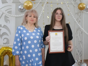 Сегодня в КДЦ «Лукоморье» царила атмосфера праздника. Временно исполняющий полномочия главы района Светлана Юрова в торжественной обстановке вручила медали выпускникам 11-х классов.