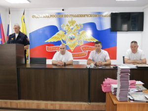 Сотрудников ГИБДД МВД России по Гулькевичскому району поздравили с праздником
