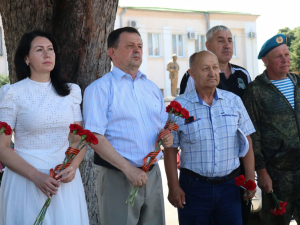 День, когда слова становятся тихими, а память — громкой.