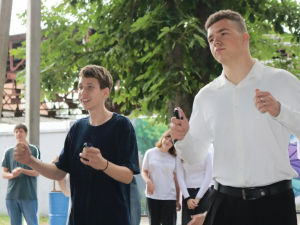   Сегодня в отделе по делам молодёжи устроили настоящий праздник: в преддверии Дня молодёжи в Каштановом сквере собрались самые яркие и неравнодушные волонтёры нашего района! 