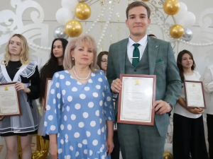 Сегодня в КДЦ «Лукоморье» царила атмосфера праздника. Временно исполняющий полномочия главы района Светлана Юрова в торжественной обстановке вручила медали выпускникам 11-х классов.