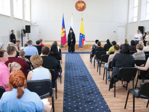Сегодня в «КДЦ «Лукоморье» временно исполняющий полномочия главы района Светлана Юрова, прокурор района Владимир Хлынов и военный комиссар Гулькевичского и Кавказского районов Юрий Волчек передали государственные награды семьям погибших на СВО бойцов