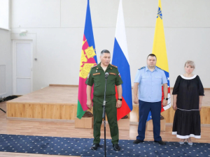Сегодня в «КДЦ «Лукоморье» временно исполняющий полномочия главы района Светлана Юрова, прокурор района Владимир Хлынов и военный комиссар Гулькевичского и Кавказского районов Юрий Волчек передали государственные награды семьям погибших на СВО бойцов