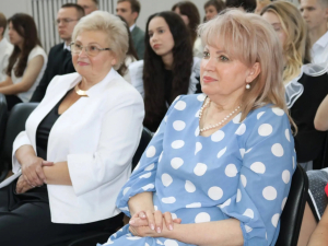 Сегодня в КДЦ «Лукоморье» царила атмосфера праздника. Временно исполняющий полномочия главы района Светлана Юрова в торжественной обстановке вручила медали выпускникам 11-х классов.
