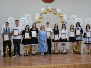 Сегодня в КДЦ «Лукоморье» царила атмосфера праздника. Временно исполняющий полномочия главы района Светлана Юрова в торжественной обстановке вручила медали выпускникам 11-х классов.
